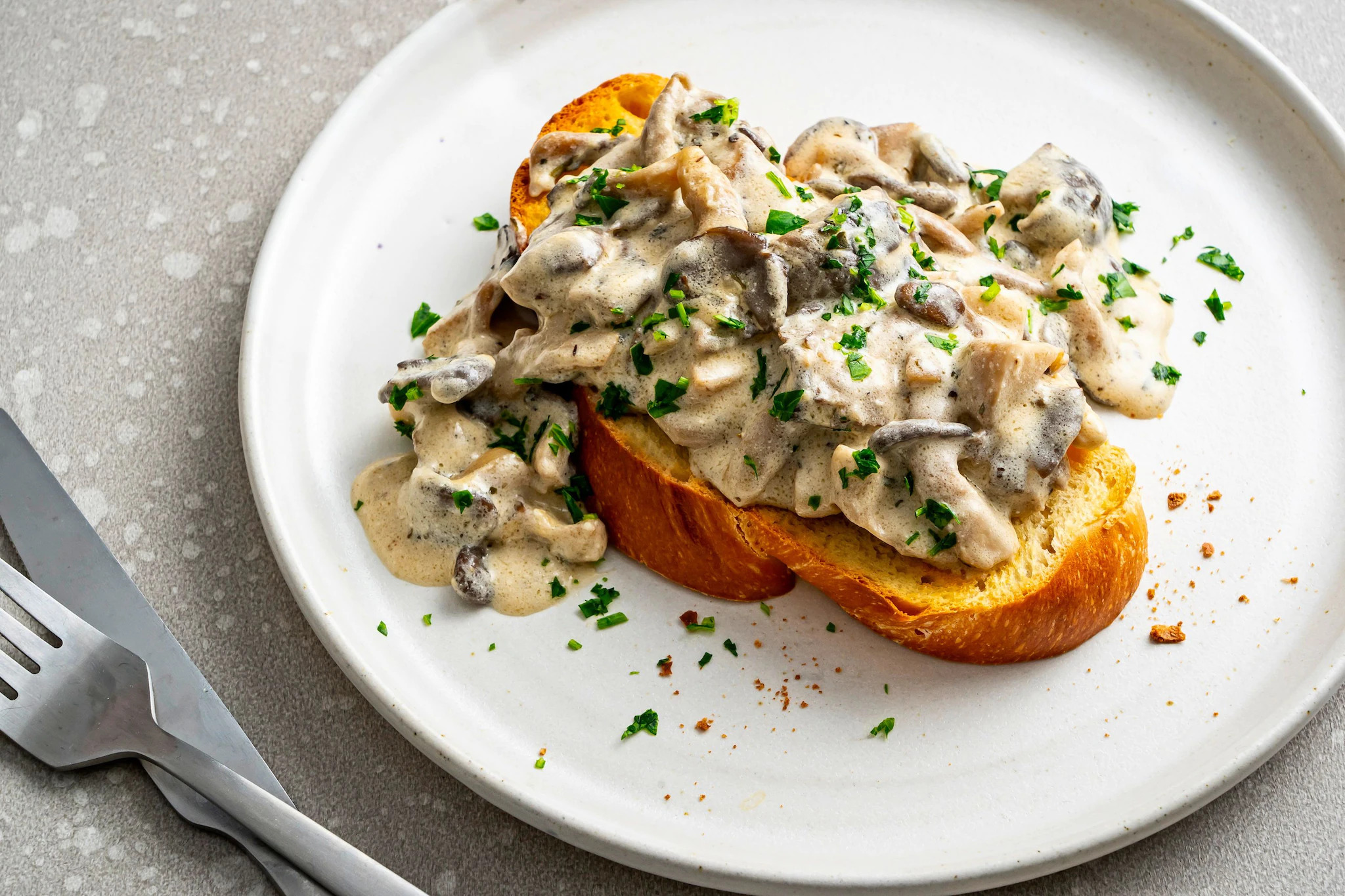 Creamy mushrooms on toast